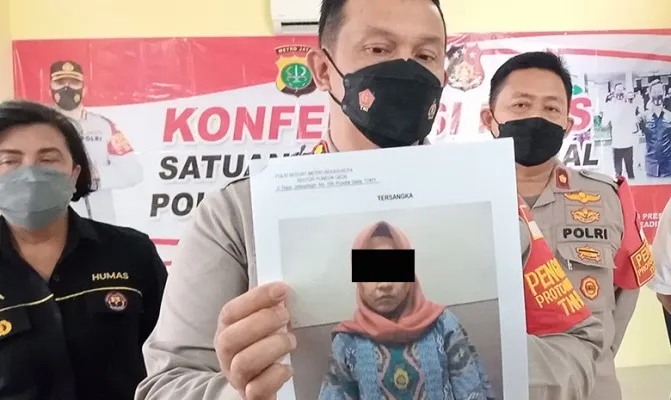 Ibu rumah tangga pengedar uang palsu di wilayah Pondok Gede diciduk Polisi. (Foto/ihsan fahmi)