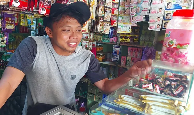 Karena para korban musnahkan uang palsu sulitkan Polisi lakukan penyelidikan, dimana Fazrih, pedagang warung sembako yang nyaris jadi korban peredaran uang palsu. (Foto/angga) 