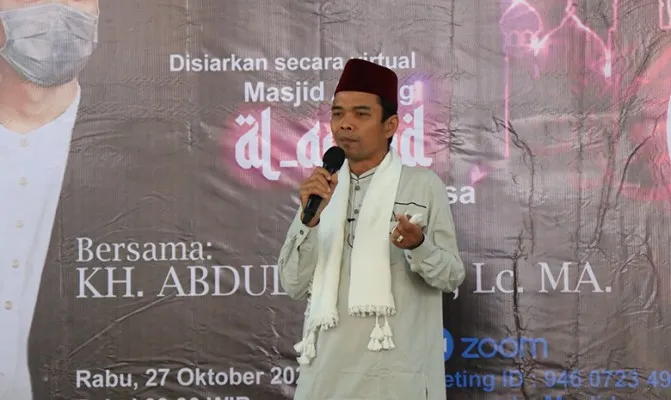 Ustadz Abdul Somad (UAS) saat menghadiri acara peringatan Maulid Nabi di Masjid Agung Al'Amjad Tigaraksa. (Foto/veronica)