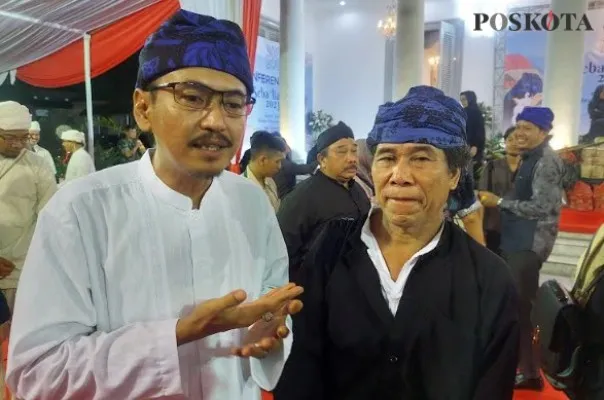 Pemerhati Suku Adat Baduy, Uday Suhada saat mendampingi Jaro Tanggungan 12, Saidi Putra di Seba Baduy (Foto: Bilal)