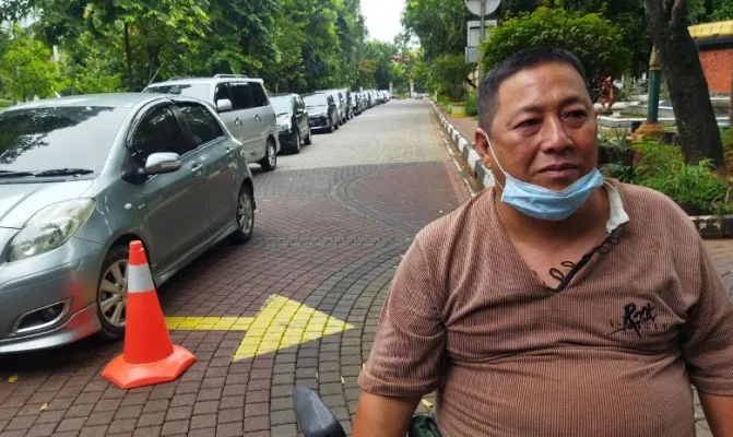 Uji emisi gratis Walikota Jakarta Timur hanya buat mobil, pengendara sepeda motor putar balik dengan kecewa salah satunya Awi (35) yang datang dari Harapan Indah Bekasi. (Foto/cr02) 