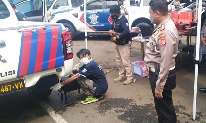 Kasubdit Gakkum Ditlantas Polda Metro Jaya AKBP Argo Wiyono saat meninjau uji emisi kendaraan dinas Polisi. (Foto/ditlantaspoldametro)