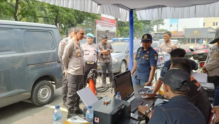 Pengecekan uji emisi kendaraan milik Polres Metro Tangerang Kota. (Foto/ist)