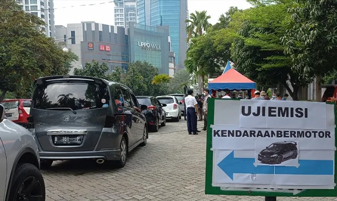 Ratusan mobil geruduk kantor Walikota Jakbar, ikuti uji emisi gatis yang digelar Pemkot Jakarta Barat. (Foto/cr01)