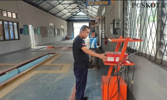 Bagian pengujian kendaraan bermotor pada Dinas Perhubungan (Dishub) Pandeglang, Rendy Heryandi saat menunjukan alat uji KIR. (Foto: Samsul Fatoni).