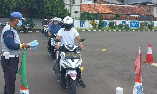 Praktik percaloaan di Satpas SIM Daan Mogot masih marak bahkan dijamin pasti lulus tanpa ribet. (Foto/ndi)