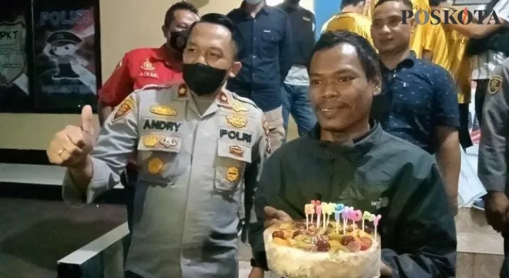 Rayakan Ultah Korban Curanmor, Polsek Cileungsi Kembalikan Sepeda Motor Yang Sempat Dicuri (panca)