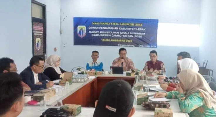 Jajaran Pemkab Lebak dan sejumlah unsur lainnya saat rapat kenaikan UMK 2025. (Dok. Setda Lebak)