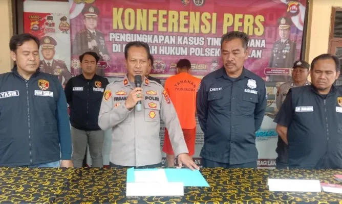 Kapolsek Kragilan Kompol Firman Hamid didampingi Kasihumas Iptu Dedi Jumhaedi dan Kanit Reskrim Aiptu Yasir Syam saat konferensi pers. (ist)