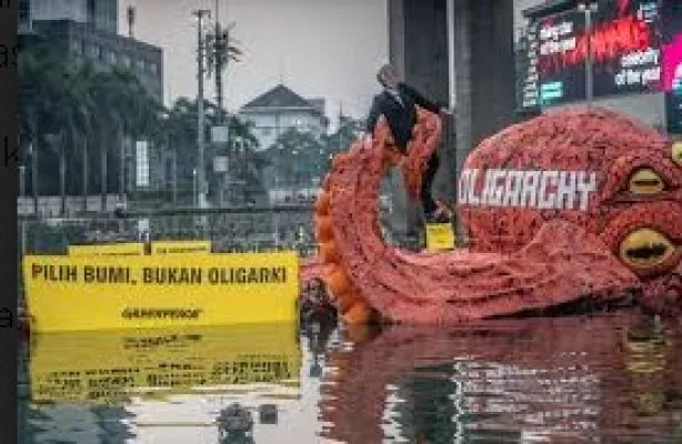 Greenpeace saat menggelar aksi unjuk rasa di Bundaran Hotel Indonesia (foto/ist)