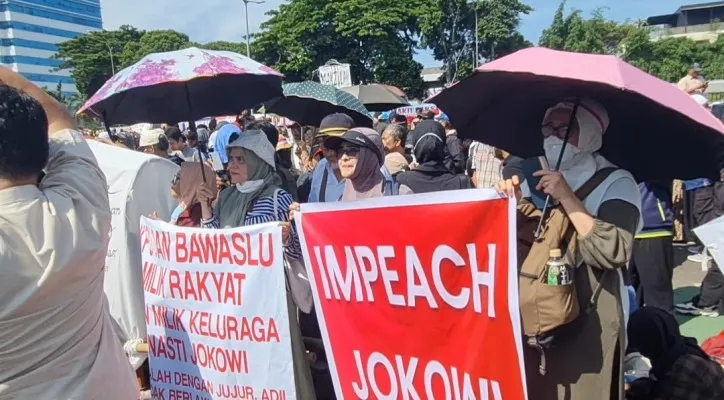 Sejumlah elemen masyarakat menggelar unjuk rasa di depam gedung DPR/MPR RI, Senayan, Jakarta Pusat, menuntut keadilan terkait indikasi Pemilu curang serta memakzulkan Presiden Joko Widodo (Jokowi), Jumat (1/3/2024). (Pandi)