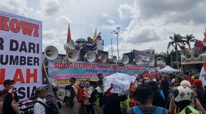 Sejumlah elemen masyarakat gelar unjuk rasa tuntut Presiden Joko Widodo dimakzulkan. (Pandi)