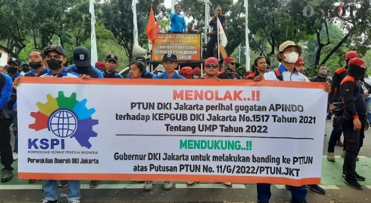 Ratusan buruh geruduk kantor Anies dan mendesak anies segera ajukan banding putusan PTUN soal UMP .( Aldi)