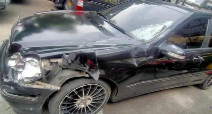 Mobil Mercy yang digunakan kawanan maling ringsek menjadi amuk warga yang memergokinya, di Tanjung Priok. (Ist)