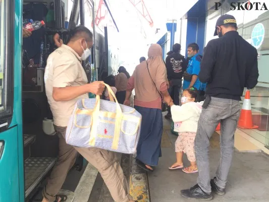 Sejumlah pemudik telah kembali ke Jakarta melalui Terminal Pulo Gebang, Jakarta Timur. (foto: poskota/ ivan)