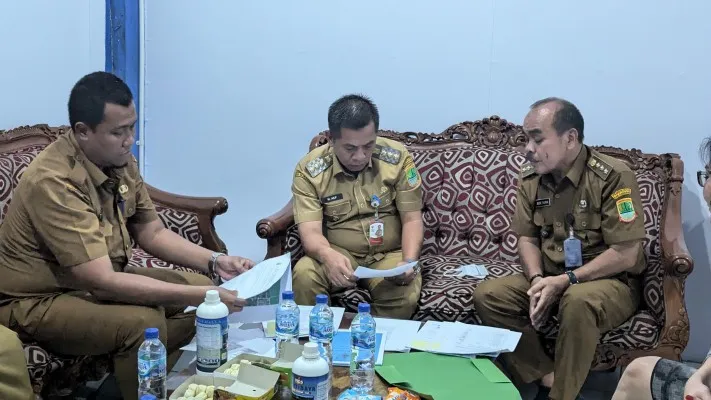 Bupati Karawang Aep Syaepuloh memeriksa kelengkapan berkas perizinnan PT MPS. (Poskota/Aep Saepuloh)