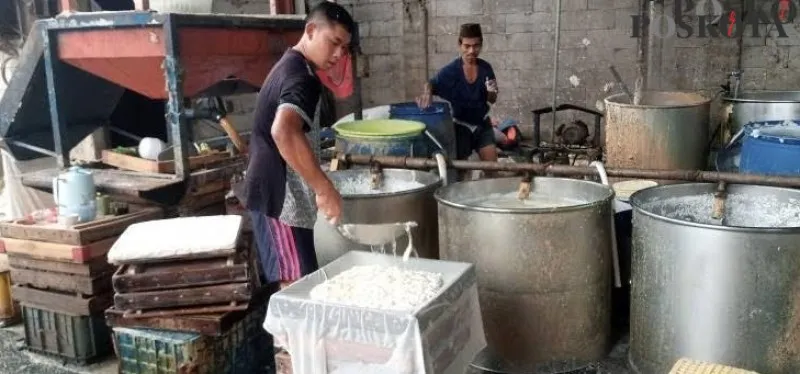 Para pekerja di tempat pengolahan kedelai di Kota Bekasi. (Ihsan Fahmi).