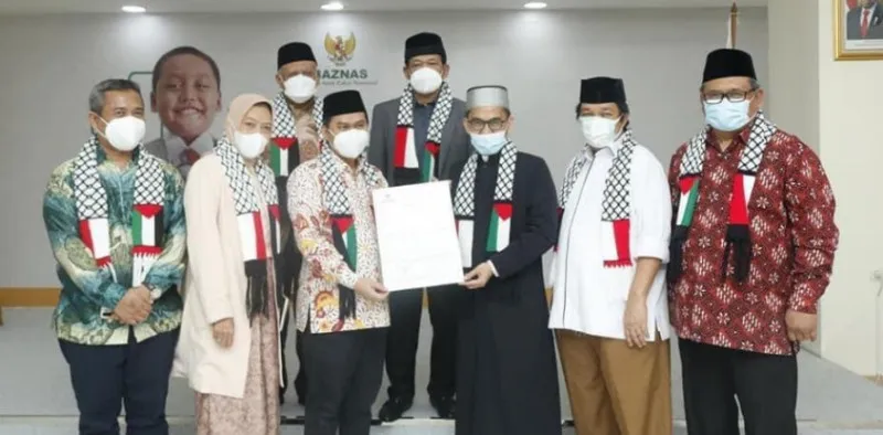 Penyerahan secara simbolis bantuan dana dari Ustadz Adi Hidayat kepada Ketua BAZNAS RI, Prof Dr KH Noor Achmad, MA. (ist)