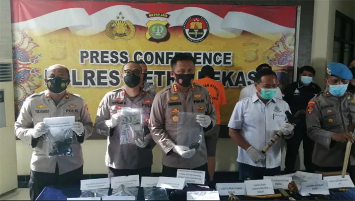 Kapolres Metro Bekasi, Kombes Pol Hendra Gunawan saat konferensi pers.(Ist)