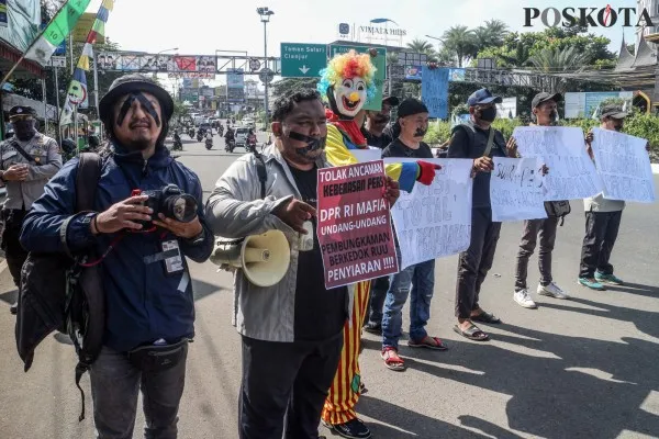 Aksi teatrikal oleh sejumlah jurnalis gabungan dari berbagai media yang menolak RUU Penyiaran di Simpang Gadog, Kecamatan Ciawi, Kabupaten Bogor. (Poskota.co.id/Panca Aji)