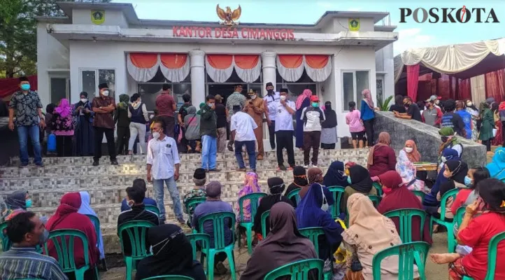 Kapolsek Bojonggede AKP Dwi Susanto bersama anggota menggelar vaksin gerai presisi TNI-Polri di serbu masyarakat (angga)