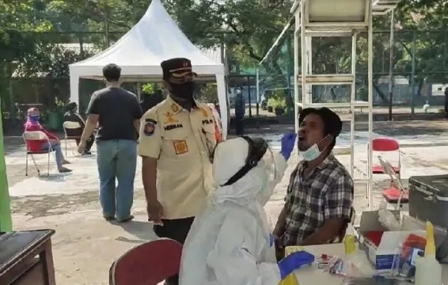 Pedagang bakso yang melayani pasien Covid-19 yang sedang isoman di Hotel Ibis Budget Daan Mogot, Gropet, Jakarta Barat jalani tes PCR, Rabu (28/7). (Ist).