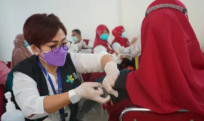 Pelaksanaan vaksinasi Pfizee kepada ibu hamil di Gedung Serba Guna Subarna Sutera, Sindang Jaya, Kabupaten Tangerang. (Foto/prasetio)