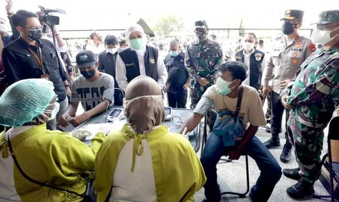 Forkopimda Jatim melakukan pengecekan vaksinasi tahap dua di lapangan Kodam V Brawijaya, Surabaya.(Foto/forkopimdajatim)