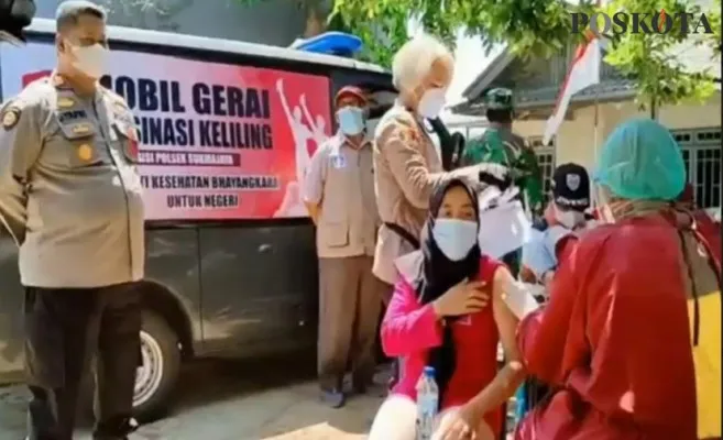 Kapolsek Sukmajaya AKP Syafri Wasdar melakukan pengecekan gerai mobil vaksin keliling di daerah Kecamatan Sukmajaya. (angga)