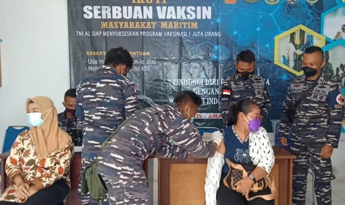 Pagkalan TNI AL (Lanal) Saumlaki menggelar serbuan vaksin di Pelabuhan Perikanan (PPI) Ukularan Saumlaki.(Foto/dispenal)