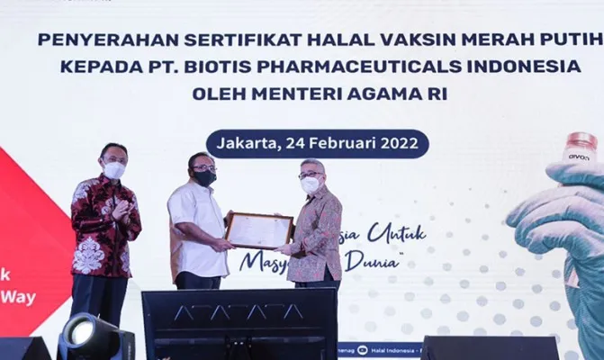 Menteri Agama Yaqut Cholil Qoumas menyerahkan sertifikat halal vaksin Merah Putih untuk Covid-19 kepada PT Biotis Pharmaceuticals Indonesia. (Foto/kemenag)