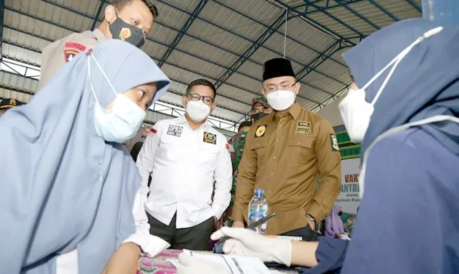 Wakil Gubernur Banten, Andika Hazrumy saat meninjau pelaksanaan vaksinasi. (Foto/pempovbanten) 