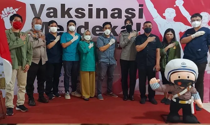 Kanit Regident Polres Metro Depok AKP Sri Ernawati bersama Kasubnit Satpas Cinere Iptu Toni bersama Kanit Binmas Polsek Cinere Iptu Kartawijaya kolaborasi UPN Jakarta menggelar vaksin Merdeka (Foto/angga) 