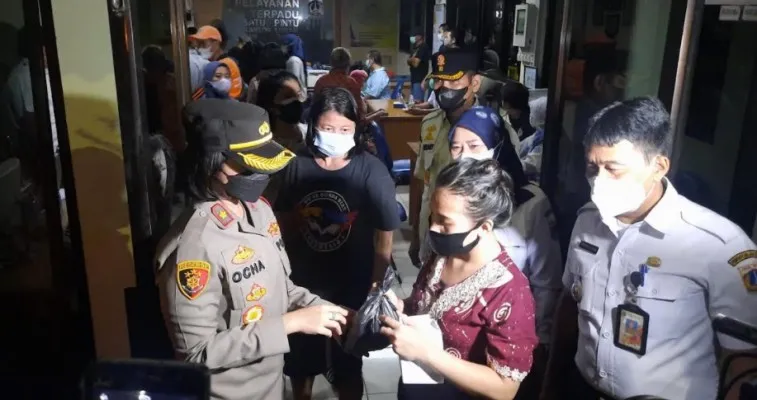 Kegiatan vaksinasi malam hari yang digelar tiga pilar Kecamatan Tambora Jakarta Barat. (Ist)