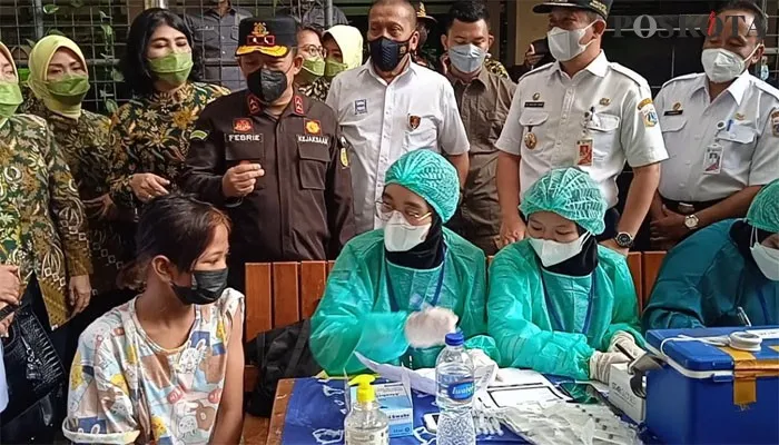 Kepala Kejaksaan Tinggi DKI Jakarta, Febrie Adriansyah didampingi Walikota Jakarta Utara Ali Maulana Hakim saat meninjau vaksinasi Covid-19 yang digelar di halaman SMPN 53 Jakarta, Rabu (13/10/2021). (yono)