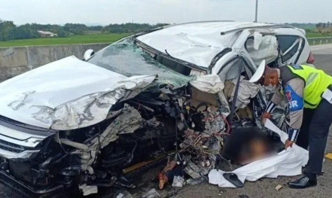 Kondisi mobil Vanessa Angel usai kecelakaan di Jalan Tol Jomo (Jombang-Mojokerto), Jawa Timur, Kamis (4/11/2021). Akibat kecelakaan itu, Vannesa Angel dan suami tewas, sementara anak balitanya, sopir dan baby sitter mengalami luka-luka. (foto: ist)