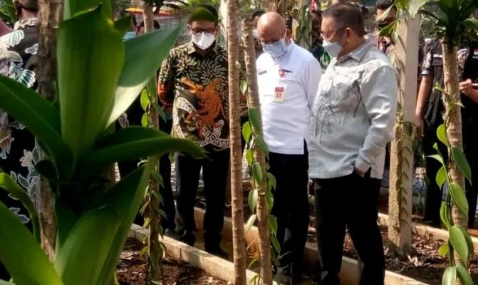 Asda II Setda M Yusuf mewakili Gubernur Banten saat peresmian Vila Vanili di Desa Citeureuep, Panimbang, Kabupaten Pandeglang. (Foto/pemrovbanten)