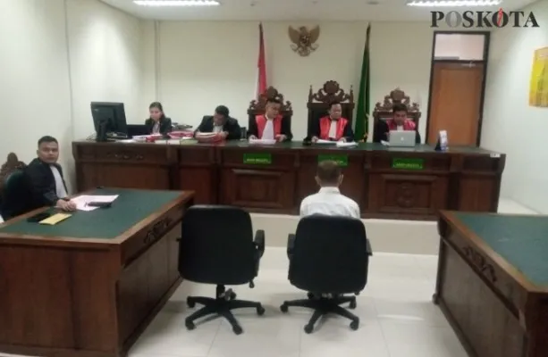 Terdakwa Ecky Listianto saat di ruang sidang PN Cikarang. (Ihsan Fahmi).