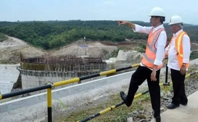 Presiden RI, Joko Widodo saat meninjau proyek waduk Karian di Lebak beberapa waktu lalu. (Foto: Ist).