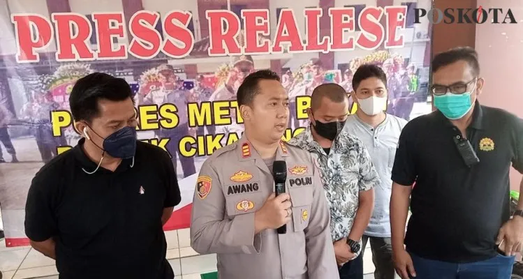 Jajaran Polsek Cikarang Pusat, saat ungkap kasus rekayasa kecelakaan  dengan  tersangka Wahyu Suhada (masker hitam) , Jumat (10/6/2022) siang. (Ihsan Fahmi).