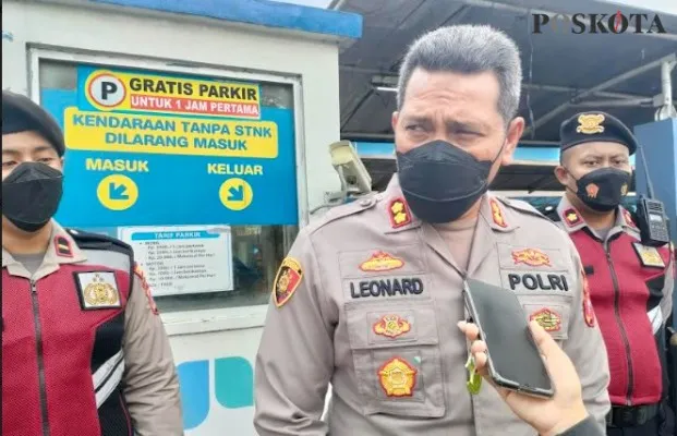 Wakapolresta Tangerang, AKBP Leonard M Sinambela saat memantau keberangkatan massa buruh di Citra Raya. (Veronica)