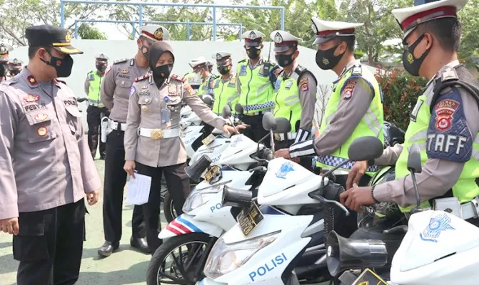 Pastikan kesiapan kendaraan dinas, Kompol Feby Harianto lakukan inspeksi mendadak pada Jumat (10/9/2021). (Foto/haryono)