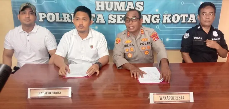 Wakapolresta Serang Kota AKBP Hujra Soemena didampingi Kasatreskrim AKP David Adi Kusuma saat konferensi pers. (haryono)