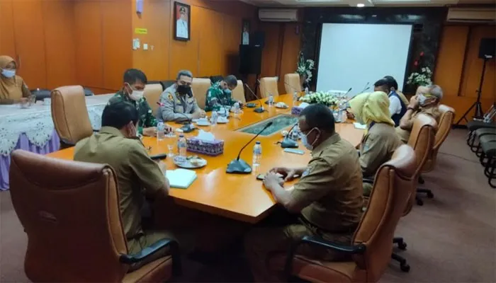 Pelaksanaan Rapat Koordinasi dengan agenda pembahasan pelaksanaan Vaksinasi Covid-19 di Ruang Solear, Gedung Bupati, Puspemkab Tangerang. (ist)