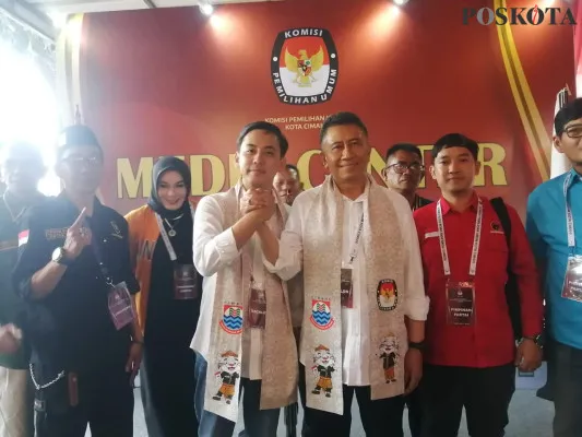 Calon Wali Kota Cimahi, Bilal Insan M Priatna (kiri) didampingi Calon Wakil Wali Kota Cimahi, Mulyana (kanan) saat melakukan pendaftaran di Kantor KPU Cimahi, Kamis, 29 Agustus 2024. (Poskota/Gatot Poedji Utomo)