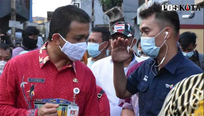 Wali Kota Jakarta Timur Muhammad Anwar saat melihat lokasi kebakaran yang menewaskan 10 orang . (Mochamad Ifand)