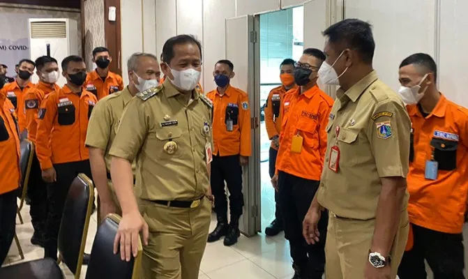 Walikota Jakarta Utara, Ali Maulana Hakim, siaga 24 jam, 12 petugas Reaksi Cepat Badan Penanggulangan Bencana Daerah Wilayah Jakarta Utara siap bantu warga. (Foto/cr11)