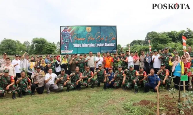 Wali Kota Jakarta Selatan Munjirin dengan Dandim 0504/Jakarta Selatan, Letkol Inf Roy Fakhrul Rozi dengan unsur OPD lain bersama gerakan menanam pohon di lahan terbuka Ciganjur Jagakarsa Jakarta Selatan. (Angga)