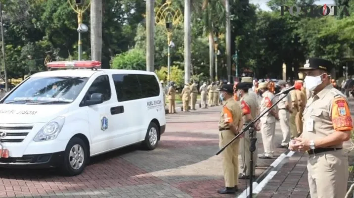 Jajaran pemerintah kota Jakarta Timur saat memberikan penghormatan terakhir untuk lurah Pondok Bambu. (Ifand