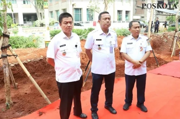 Wali Kota Jakarta Selatan Munjirin bersama Wakil dan Setko Jakarta Selatan usai acara menanam pohon (angga)